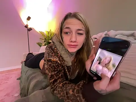 Snapshot of chloetease chatting on December 16, 2025, 5:17 pm chloetease online show from December 16, 2025, 5:17 pm