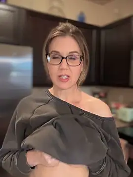 Snapshot of MaiseKnox chatting on March 8, 2025, 12:44 am MaiseKnox online show from March 8, 2025, 12:44 am