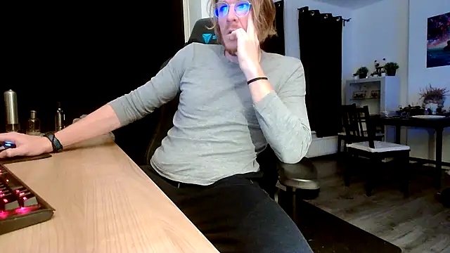 Snapshot of FatBalls chatting on October 24, 2025, 10:42 pm FatBalls online show from October 24, 2025, 10:42 pm