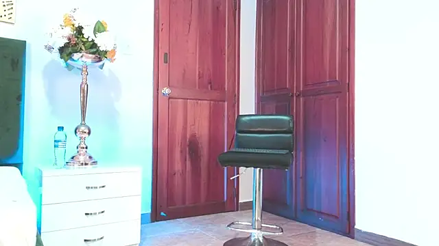 AGATHAA WHITE online show from November 10, 2025, 11:59 am