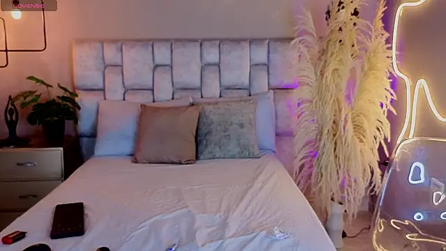 pamela reyes  online show from September 18, 2025, 6:33 pm