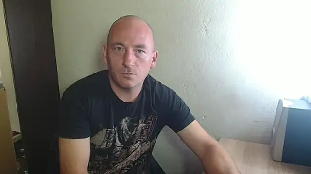 Johan   Barker online show from November 3, 2025, 12:42 pm