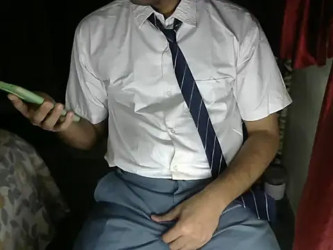 aloneboy1996 online show from October 27, 2025, 7:04 pm