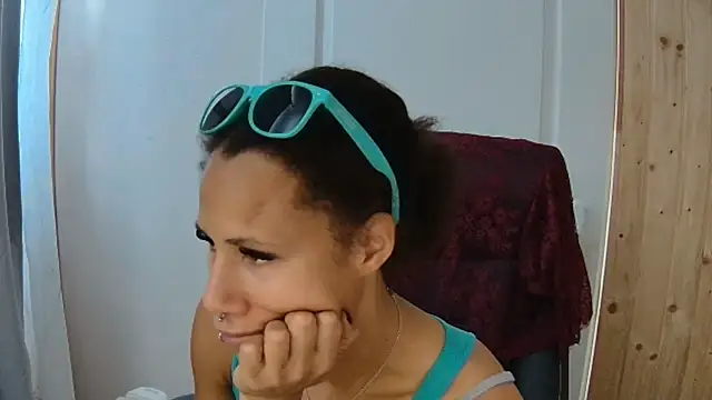 Snapshot of AaliyahHarris chatting on October 22, 2025, 1:21 pm AaliyahHarris online show from October 22, 2025, 1:21 pm