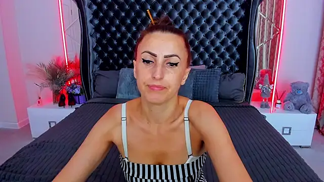 Snapshot of Rebecca_Diamond chatting on July 16, 2026, 5:26 am Rebecca Diamond online show from July 16, 2026, 5:26 am