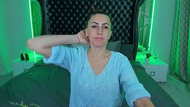 Rebecca Diamond online show from November 26, 2025, 6:13 am