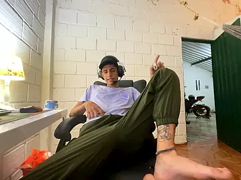 Max TheHorseDick online show from November 2, 2025, 12:59 am