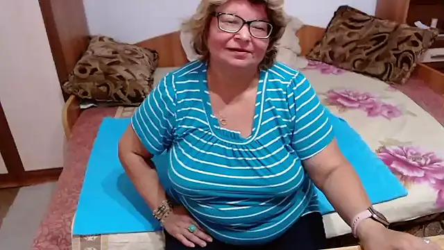 Snapshot of SweetMommaX chatting on September 15, 2025, 10:15 am SweetMommaX online show from September 15, 2025, 10:15 am