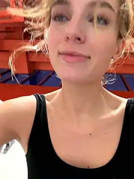 -AngelAri- online show from October 25, 2025, 9:04 pm