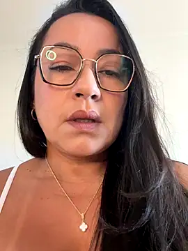 Snapshot of lucy_luu_ chatting on September 11, 2025, 1:00 pm lucy luu online show from September 11, 2025, 1:00 pm