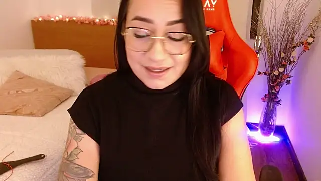 Snapshot of lucy_luu_ chatting on December 11, 2024, 10:27 pm lucy luu online show from December 11, 2024, 10:27 pm