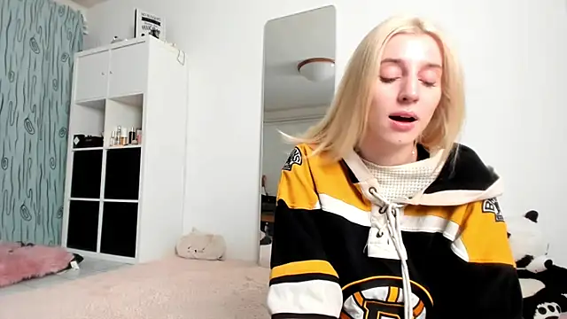 Snapshot of KenzieDawton chatting on December 6, 2024, 5:03 am KenzieDawton online show from December 6, 2024, 5:03 am