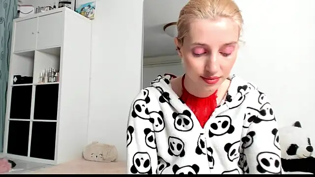 Snapshot of KenzieDawton chatting on March 8, 2025, 6:54 am KenzieDawton online show from March 8, 2025, 6:54 am