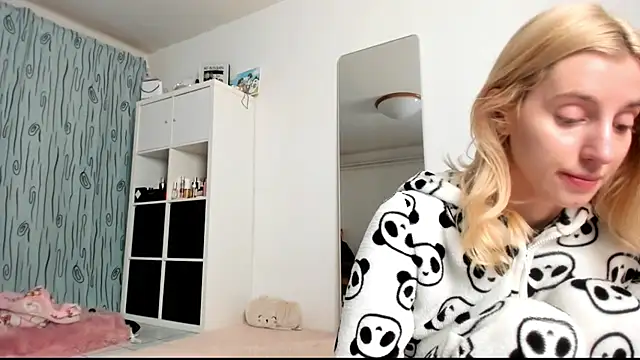 Snapshot of KenzieDawton chatting on January 10, 2025, 5:15 am KenzieDawton online show from January 10, 2025, 5:15 am