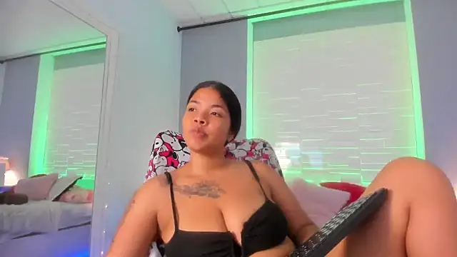 SophiaaStone online show from December 15, 2025, 11:38 am