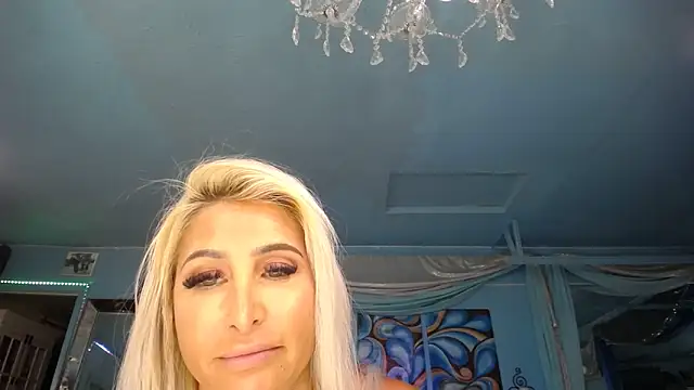 Snapshot of ADRIANNA_FOX chatting on March 18, 2025, 7:44 am ADRIANNA FOX online show from March 18, 2025, 7:44 am