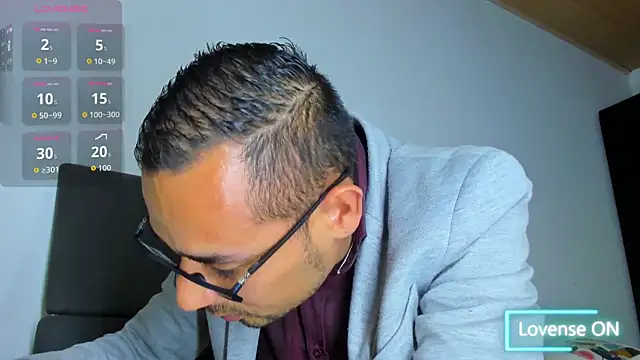 jhonyalzate2 online show from December 18, 2025, 1:11 am