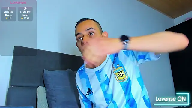 jhonyalzate2 online show from November 16, 2025, 12:04 am