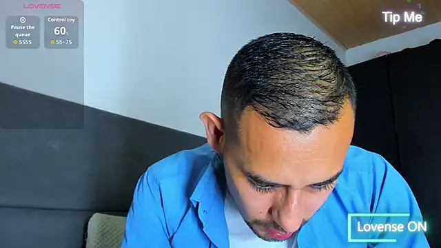 jhonyalzate2 online show from October 15, 2025, 2:54 am