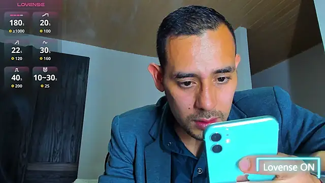 jhonyalzate2 online show from October 29, 2025, 2:21 am