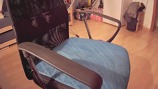 lumpi99 online show from November 28, 2025, 4:01 am