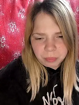 Snapshot of Zuli_Kiska chatting on March 22, 2025, 9:31 pm Zuli Kiska online show from March 22, 2025, 9:31 pm