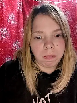 Snapshot of Zuli_Kiska chatting on March 7, 2025, 9:27 pm Zuli Kiska online show from March 7, 2025, 9:27 pm
