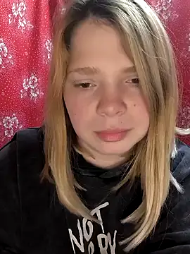 Snapshot of Zuli_Kiska chatting on March 13, 2025, 11:38 pm Zuli Kiska online show from March 13, 2025, 11:38 pm