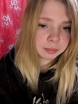 Snapshot of Zuli_Kiska chatting on February 21, 2025, 12:05 am Zuli Kiska online show from February 21, 2025, 12:05 am