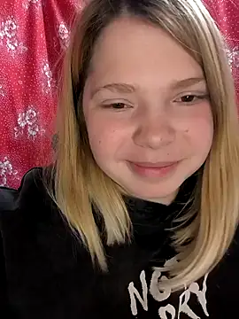 Snapshot of Zuli_Kiska chatting on March 8, 2025, 9:18 pm Zuli Kiska online show from March 8, 2025, 9:18 pm