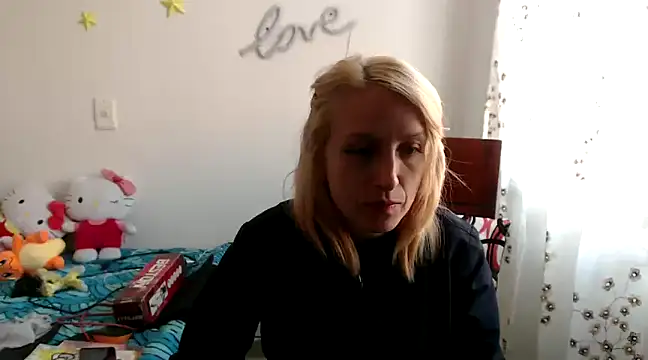 kittykalor09 online show from December 3, 2024, 2:44 pm