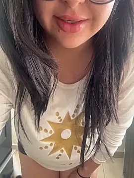 Snapshot of MileyGia chatting on January 18, 2026, 7:17 pm MileyGia online show from January 18, 2026, 7:17 pm