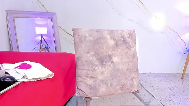 IsiisLovei online show from November 14, 2025, 2:32 pm