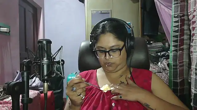 Snapshot of bigtits96 chatting on February 27, 2025, 8:53 pm bigtits96 online show from February 27, 2025, 8:53 pm