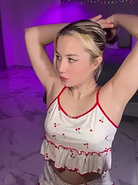 Snapshot of _blowjob_queen chatting on December 18, 2024, 10:35 pm blowjob queen online show from December 18, 2024, 10:35 pm