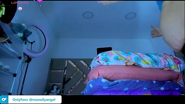 ashelydainii online show from February 23, 2026, 9:15 pm