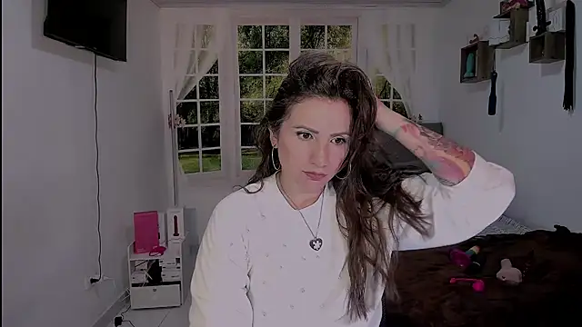 vanessabrown  online show from April 16, 2026, 11:07 pm