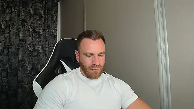 Snapshot of Thori92 chatting on June 24, 2026, 6:17 pm Thori92 online show from June 24, 2026, 6:17 pm
