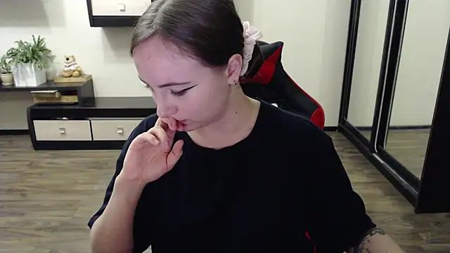 Snapshot of Laralianna chatting on September 21, 2025, 10:20 am Laralianna online show from September 21, 2025, 10:20 am