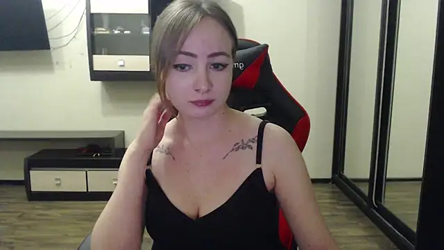 Snapshot of Laralianna chatting on February 15, 2025, 7:39 pm Laralianna online show from February 15, 2025, 7:39 pm