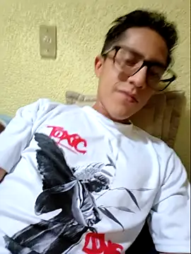 Snapshot of KevinCrz chatting on October 18, 2025, 11:07 pm KevinCrz online show from October 18, 2025, 11:07 pm