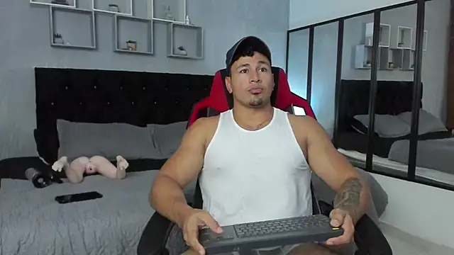 tyler hank01 online show from October 15, 2025, 9:01 pm