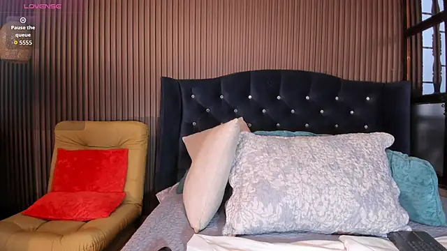 JuliaDawson  online show from November 27, 2025, 10:10 pm