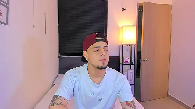 alejandro calderon1 online show from April 5, 2026, 4:52 am