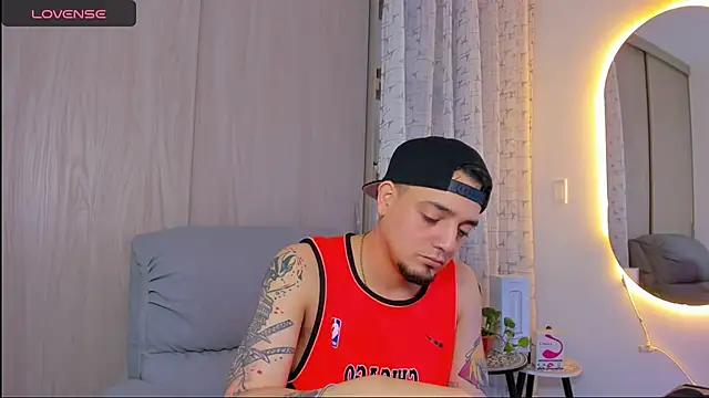 alejandro calderon1 online show from November 6, 2025, 3:21 am