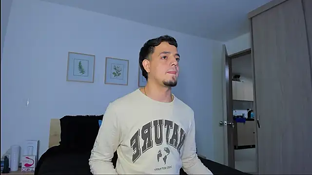 alejandro calderon1 online show from December 16, 2025, 3:33 am