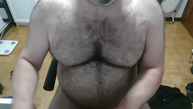 Snapshot of mikeyhotbear chatting on July 17, 2026, 4:43 am mikeyhotbear online show from July 17, 2026, 4:43 am