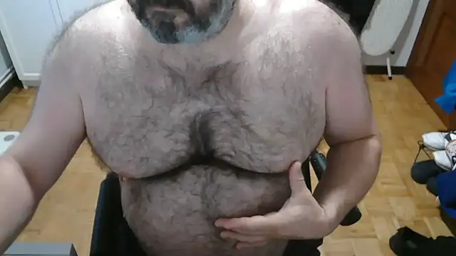 Snapshot of mikeyhotbear chatting on July 14, 2026, 5:12 am mikeyhotbear online show from July 14, 2026, 5:12 am