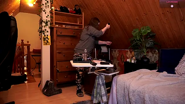 Snapshot of TessaWinter chatting on November 3, 2025, 4:32 pm TessaWinter online show from November 3, 2025, 4:32 pm