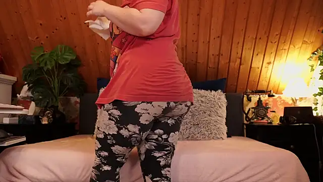 Snapshot of TessaWinter chatting on December 3, 2025, 6:40 pm TessaWinter online show from December 3, 2025, 6:40 pm